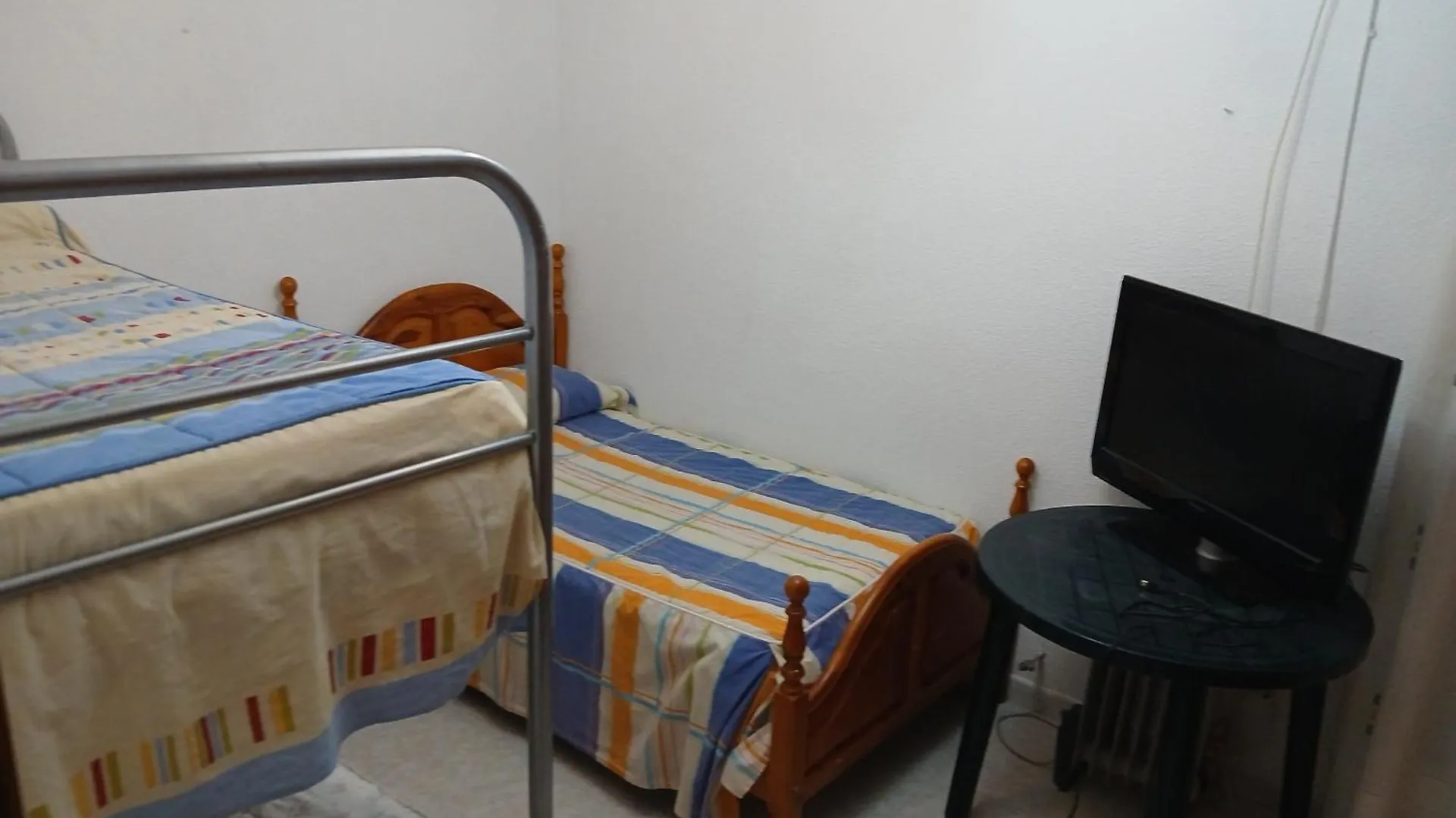 Habitacion Privada Triple Con Camas Individuales Toledo 0*,  Španělsko